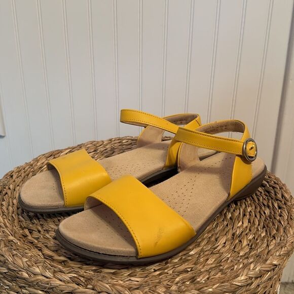 Hotter STD Mustard Yellow Tropic Sandals Women's Strap Flats sz 7.5 us - Picture 2 of 10